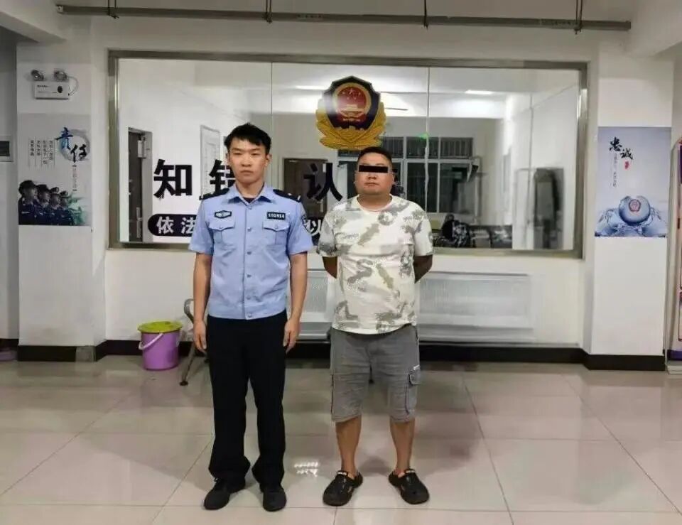 昆明警方：刘某（男，35岁）在台球室内公然故意掀起女性裙摆，实施猥亵行为，被行政拘留 - 图1