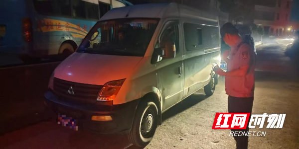夜间亮剑严打黑车 守护群众出行平安 新田交通执法查获一台跨省涉嫌非法营运车辆 - 图1