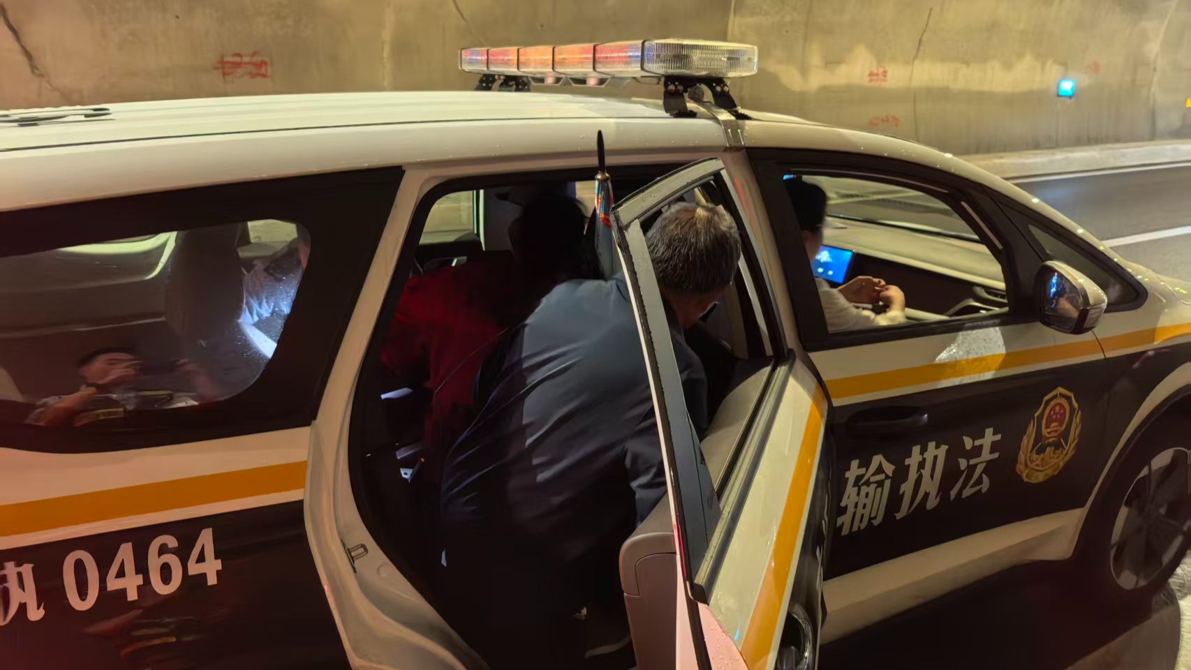 客车隧道内突发故障 执法人员紧急救援 - 图2