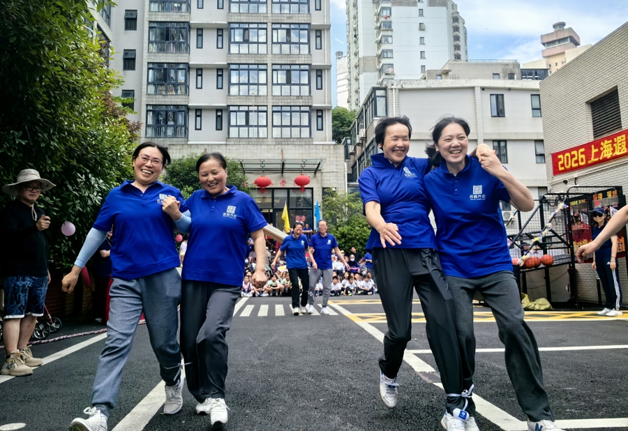 跨代同乐！养老院的“六一”运动会，萌娃与老人擦出别样火花 - 图4