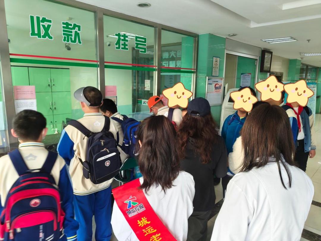 温情相伴共筑成长！青岛晨星实验学校师生参观青岛市城运老年病医院 - 图1
