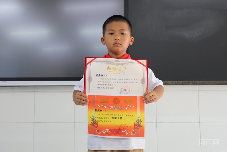 大雨中，他为工作中的奶奶撑起一把伞 - 图2