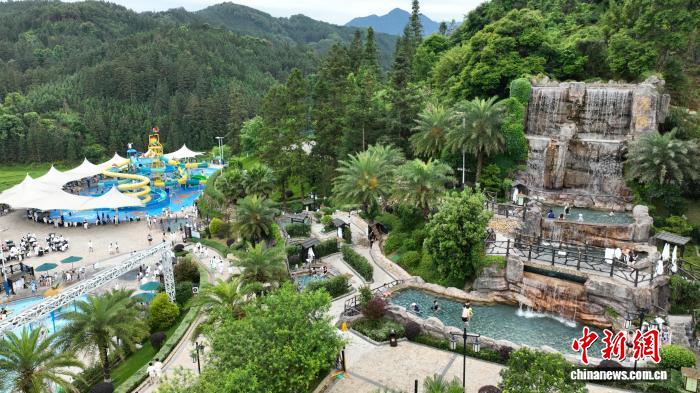 （走进中国乡村）广西小镇深山温泉成湾区“心头好” - 图1