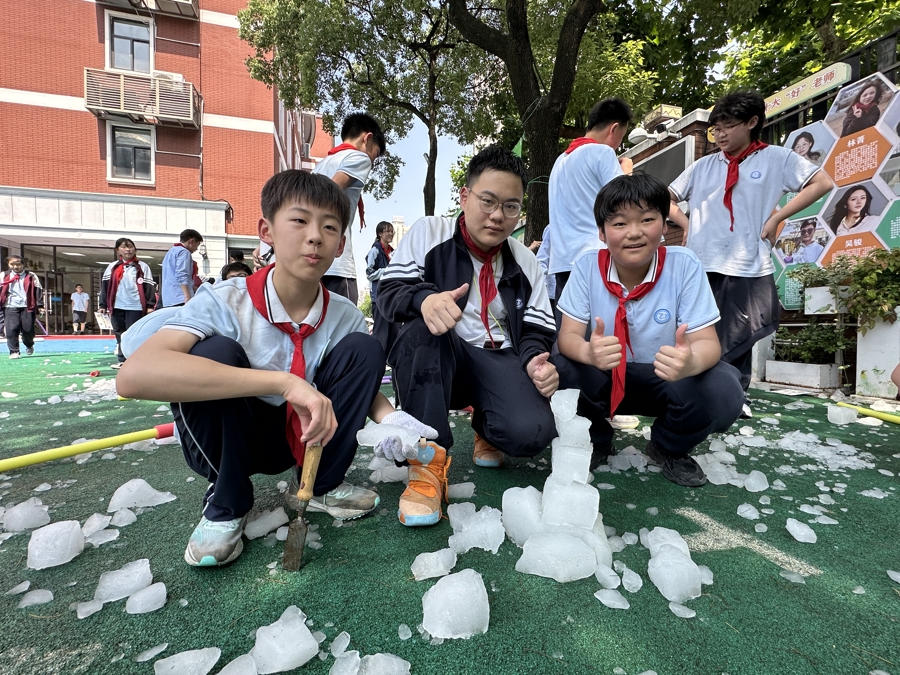 凿冰块、扔毛绒玩具、“丛林飞跃”……操场上这么玩，太解压了！ - 图5