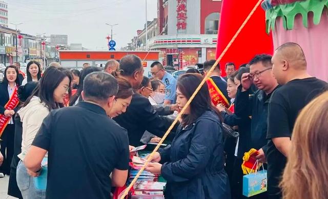 山阴县开展爱路护路暨《反有组织犯罪法》集中宣传活动 - 图2