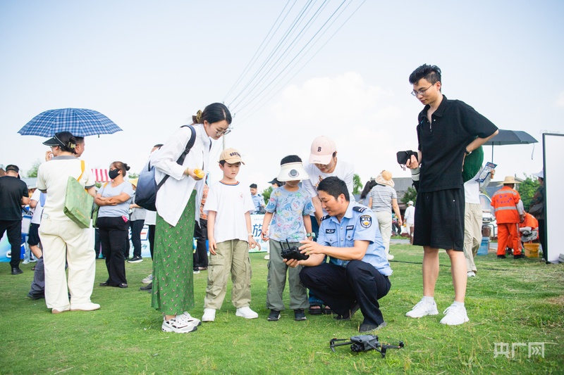 安徽合肥：蜀山公安乡村行 警熊相伴迎“六一” - 图2