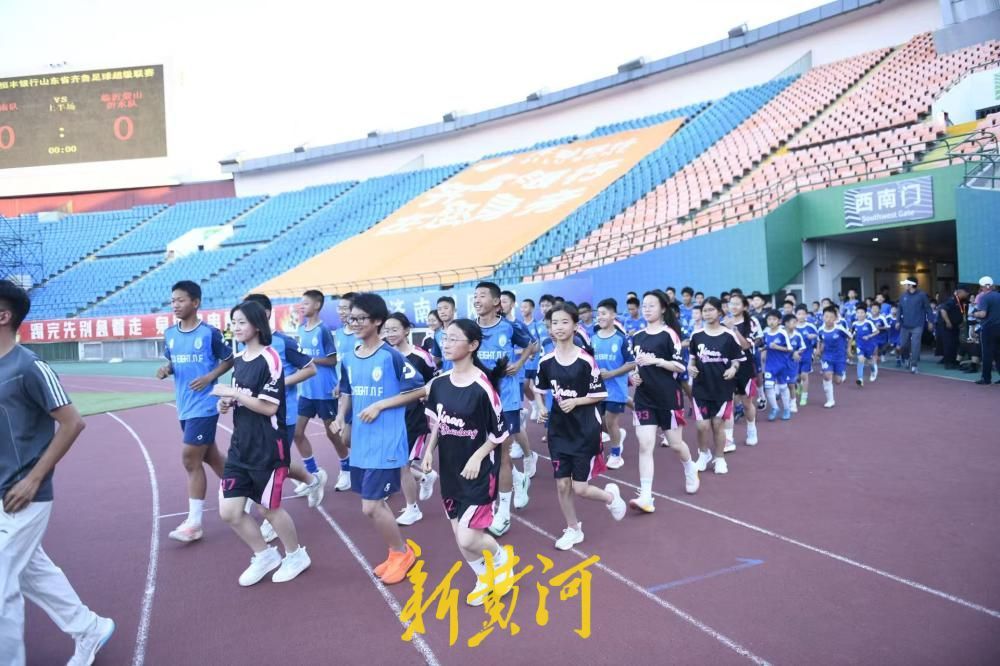 齐鲁超赛迎来“夜场”，足球少年们成为一道独特的风景线！ - 图1