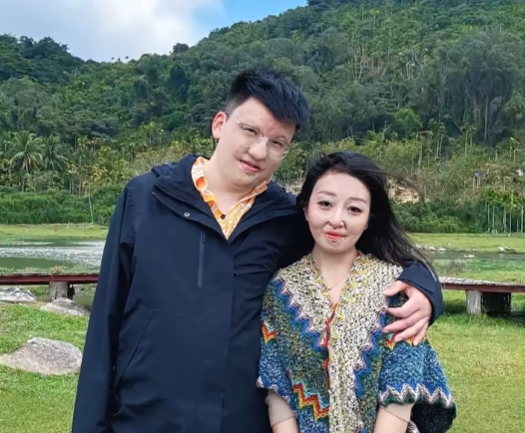浙江一对烧伤情侣在527晒结婚照：两人各自在幼年时受伤，2年前刷到妻子账号被吸引，现在感觉很幸福 - 图2