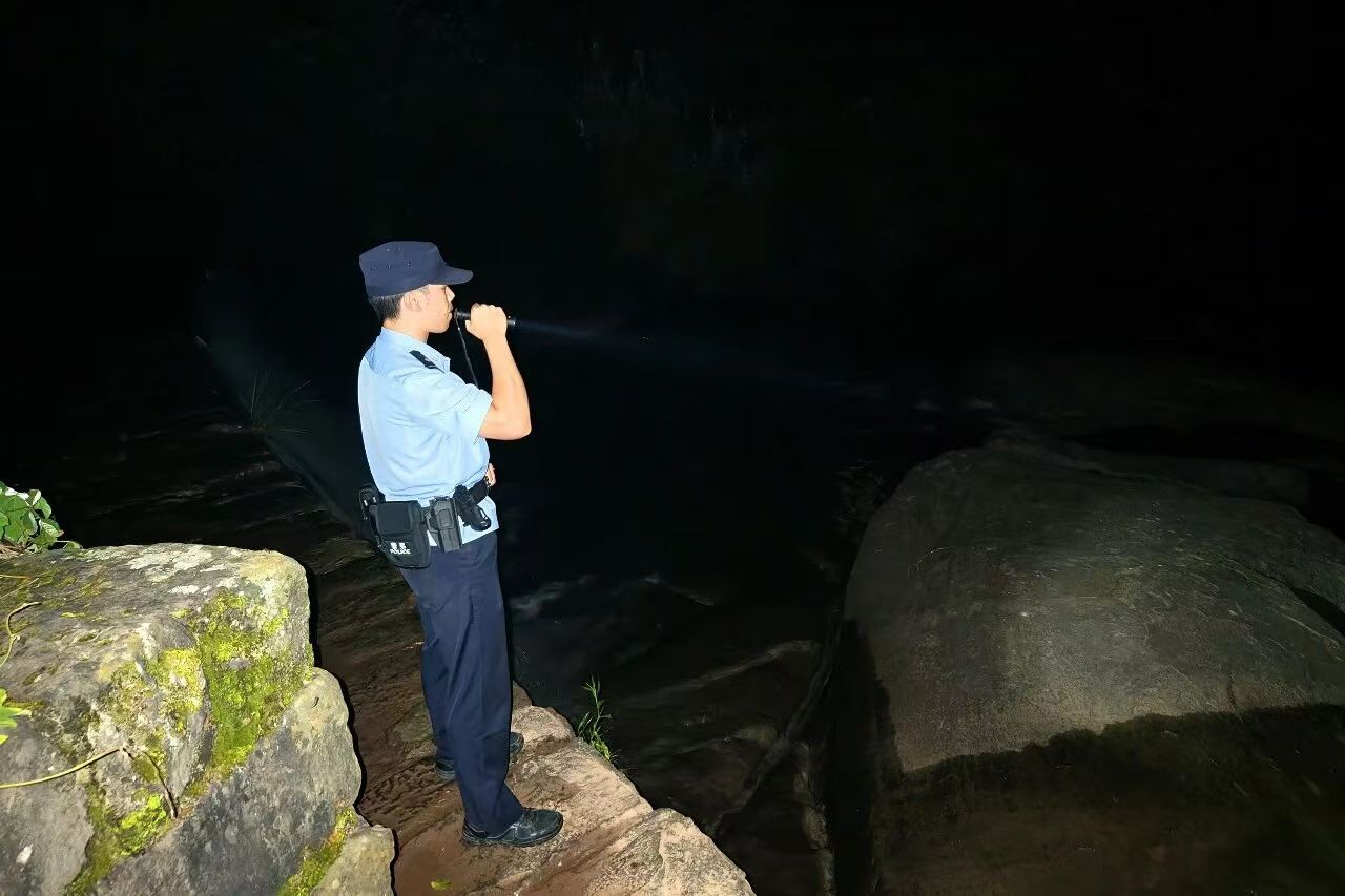 万州遭遇持续降雨 民警一线值守护平安 - 图1