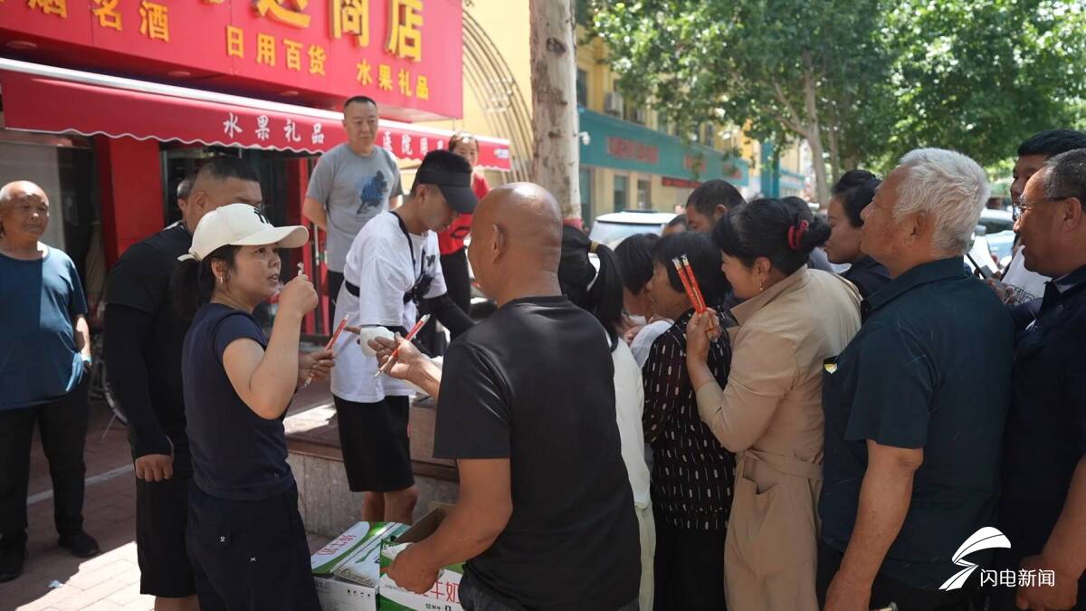 聊城小伙医院附近摆摊卖“一元爱心餐” 温暖病患及家属 - 图1