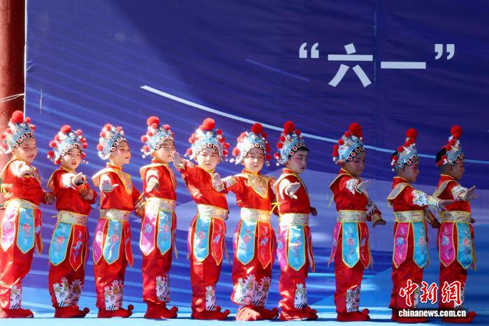 十年育幼守初心：西藏山南萌娃多彩展演欢庆“六一” - 图6