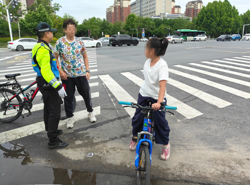 街头暖心瞬间 交警守护一路平安 - 图1