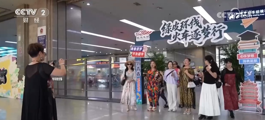 空轨、轮渡、巴士、环线火车……多样移动消费“新”空间激活经济“新”热力 - 图2