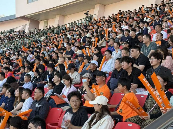 市民相约省体观看齐鲁超赛，助威济南队点燃足球夏夜 - 图2