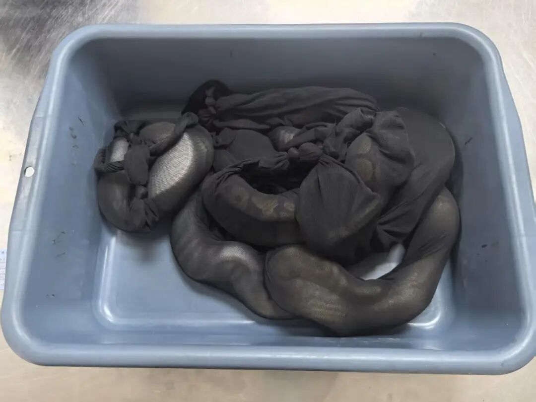 男子在腰间用黑色丝袜绑藏活体蛇7条，口袋内用丝袜包裹活体蛇1条，被海关查获，其中6条为球蟒，被列入《濒危野生动植物种国际贸易公约》 - 图2