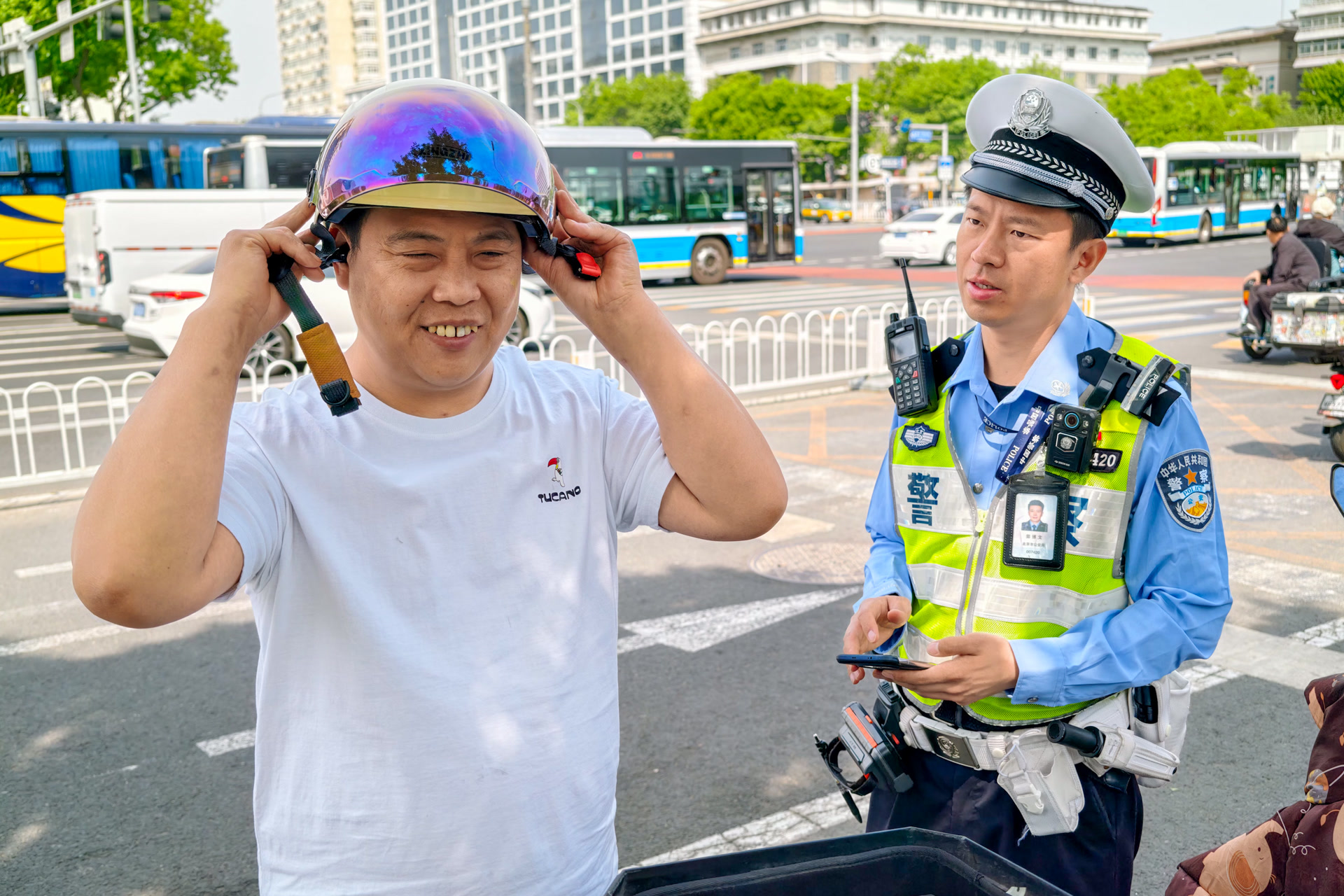 头盔佩戴率大幅提升，北京电动自行车事故亡人同比减少 - 图1