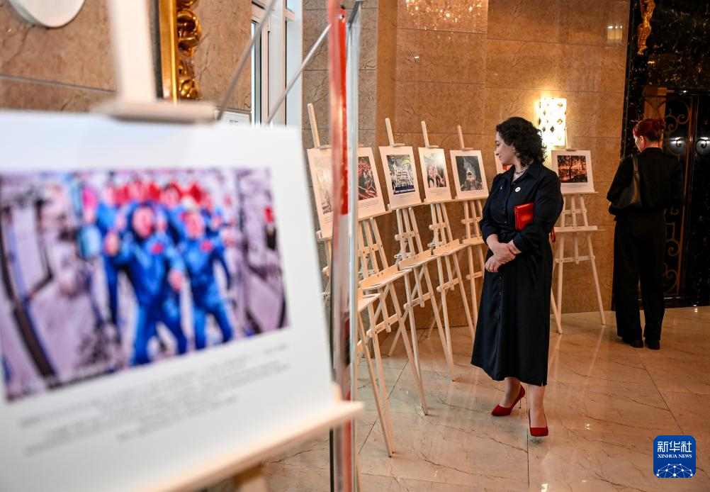中国式现代化成就图片展在俄伊尔库茨克举行 - 图1