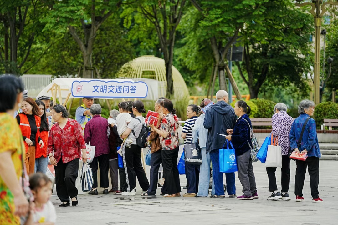 成都区县联动，这场文明交通市集干货满满 - 图2