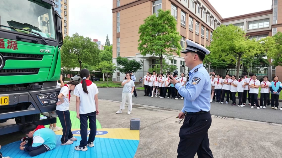 “大块头”开进校园，上海宝山这堂沉浸式普法课让孩子们直呼“看不见” - 图2