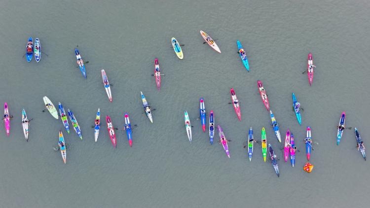 300余人逐浪碧水 2026崃户外首届桨板挑战赛开赛 - 图2
