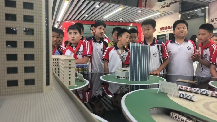 “我在报社当主编”——槐荫区润元实验学校学生走进新黄河全媒体传播集团 - 图5