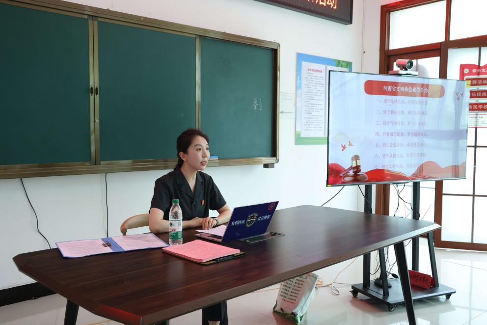 信阳中院开展普法进社区活动 - 图3
