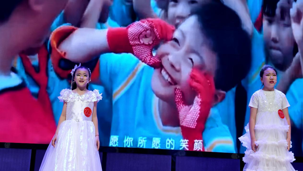 高举队旗跟党走 做新时代好少年 郑州市锦江小学举行少先队新队员入队仪式 - 图2