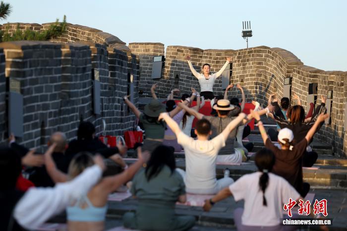 瑜伽爱好者在长城体验“太极融合瑜伽” - 图1