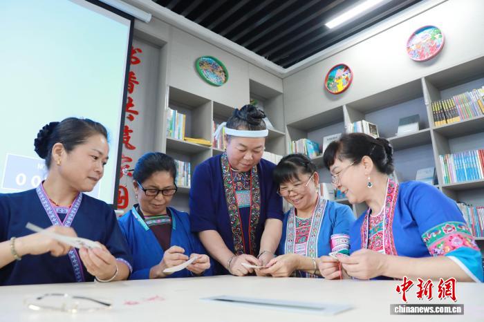 广西三江侗乡绣娘巧手织富路 - 图3