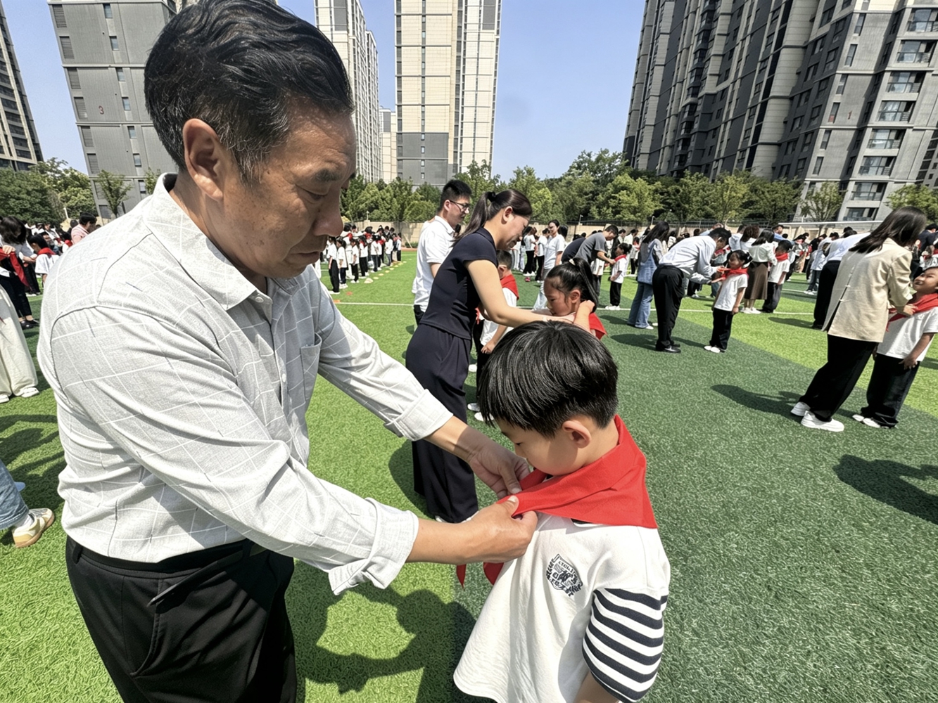 郑州市管城回族区紫荆山南路小学举行一年级新队员入队仪式 - 图2
