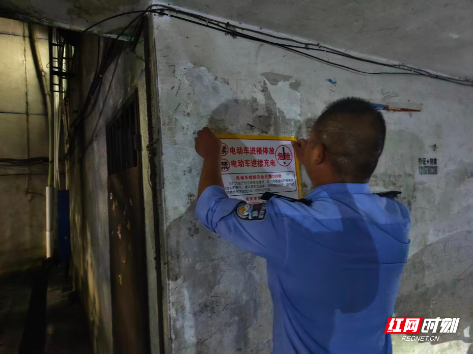 桂东县三都镇：敲门入户查隐患，消防安全送到家 - 图2