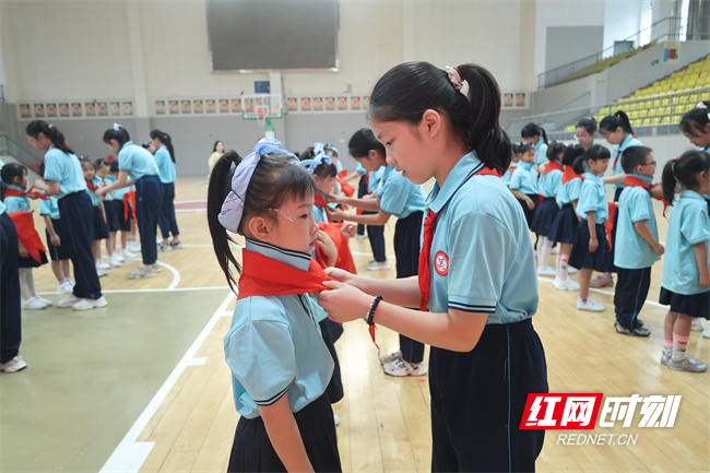 娄底一中附属实验学校举行2026年六一入队仪式 - 图2