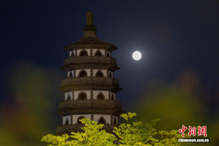 海南海口：“蓝色微月”现身夜空 - 图2