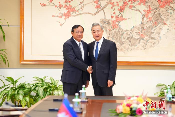王毅会见柬埔寨副首相兼外交大臣布拉索昆 - 图1