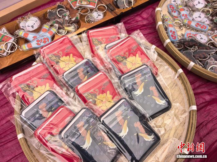北京多所高校举办国际文化节 华裔留学生展示多元文化 - 图1