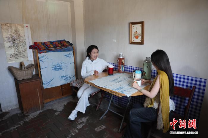 青海德令哈：游客在《生命树》取景地沉浸打卡 - 图7