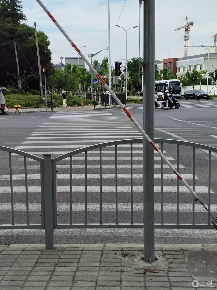 路口斑马线被 “堵门” 行人过街只能与电瓶车 “狭路相逢” - 图1