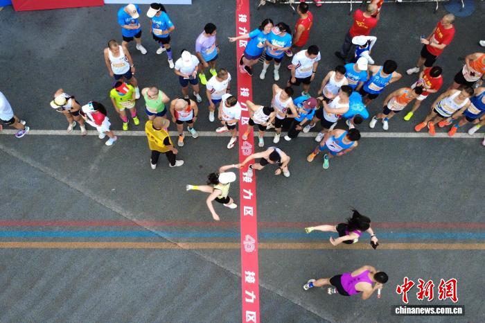 四十年接力 重庆历史最悠久的长跑比赛鸣枪起跑 - 图5