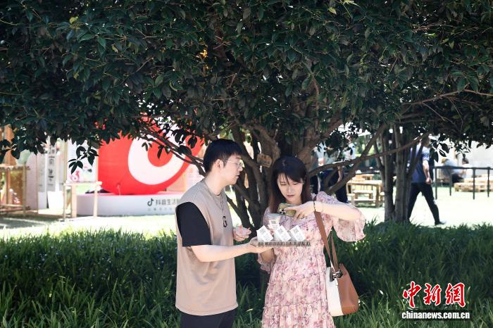 上海：游客品尝咖啡 看经典昆曲选段《牡丹亭·游园惊梦》 - 图5