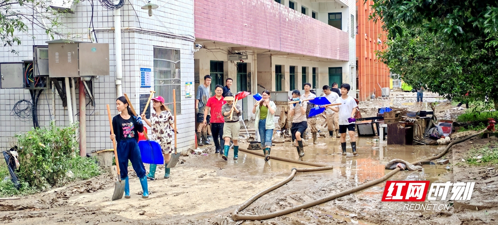 洪水洗礼的中心学校 - 图3