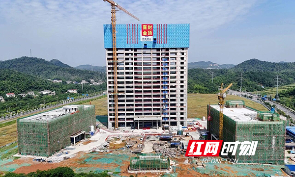 国产大飞机供应链新添“湘江动能”，湖南天氟新材料产业基地项目封顶 - 图1