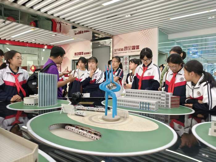 在少年心中种下新闻理想的种子——润新学校学生走进济南报业大厦体验“当主编” - 图1