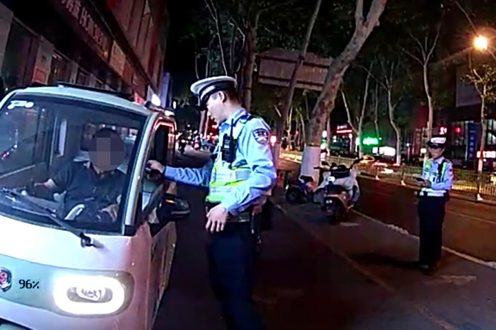 骑三轮车酒驾，济南一男子一次被扣30分，罚款1400元 - 图1