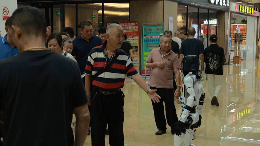 爬楼机、智能拐杖、义诊都来了！数千老人涌进银发嘉年华，直呼“老有意思了” - 图1
