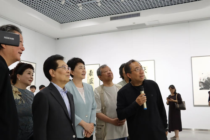 “大艺含章——中国名人名家作品展”在章丘绣惠沃泰龙山瓷文化创意园启幕 - 图9