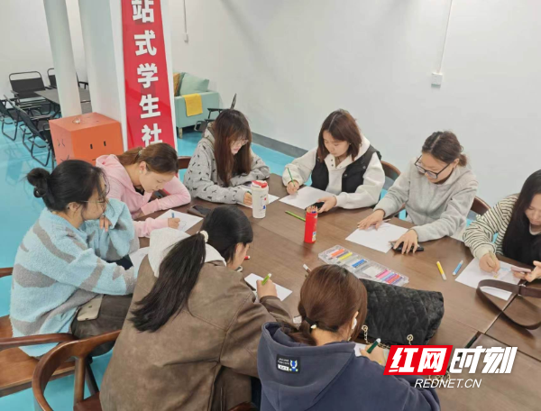 湘南学院社会工作专业团队携手美术与设计学院开展新生成长系列小组活动 - 图2