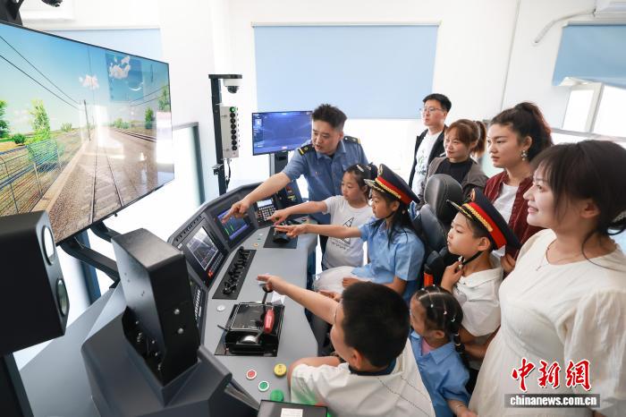 沉浸式体验开火车 “哈铁萌娃”乐享别样六一 - 图1