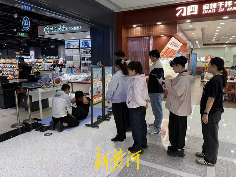 济南一超市推出“卷腹换好虾”活动，记者实探门店：每人每天可挑战一次，第一名可获得帝王蟹 - 图2
