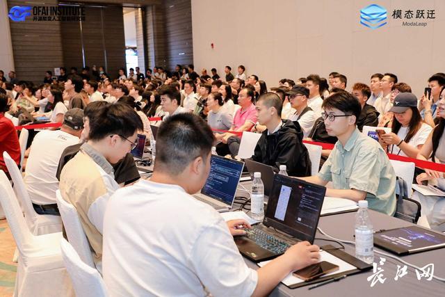 “跃迁基座2.0”发布，7位选手现场极速开发AI智能体 - 图2