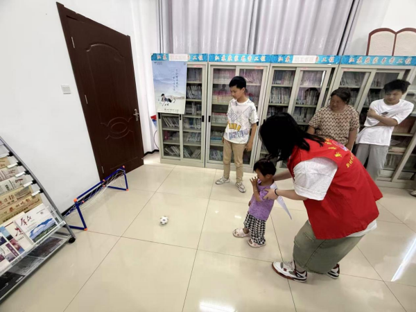 泰州市姜堰区顾高镇：童心飞扬绿茵场 护苗书签助成长 - 图1